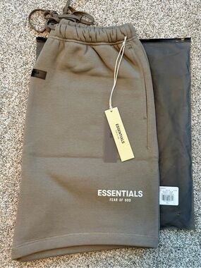 NWT Men’s S Fear of God Essentials Relaxed Sweat Shorts ‘Desert Taupe’ Oversized